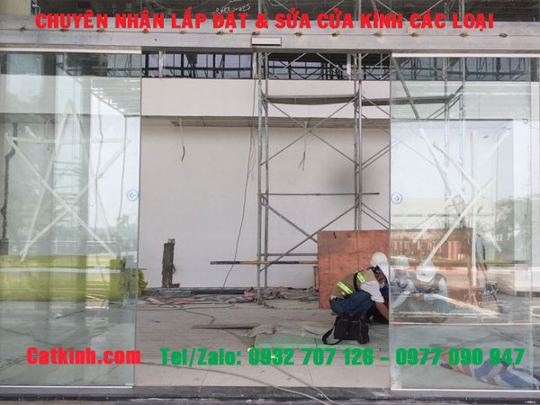 Thợ Sửa Cửa Kính TPHCM: Dịch Vụ Uy Tín, Chuyên Nghiệp Hàng Đầu 2 tho sua cua kinh tphcm
