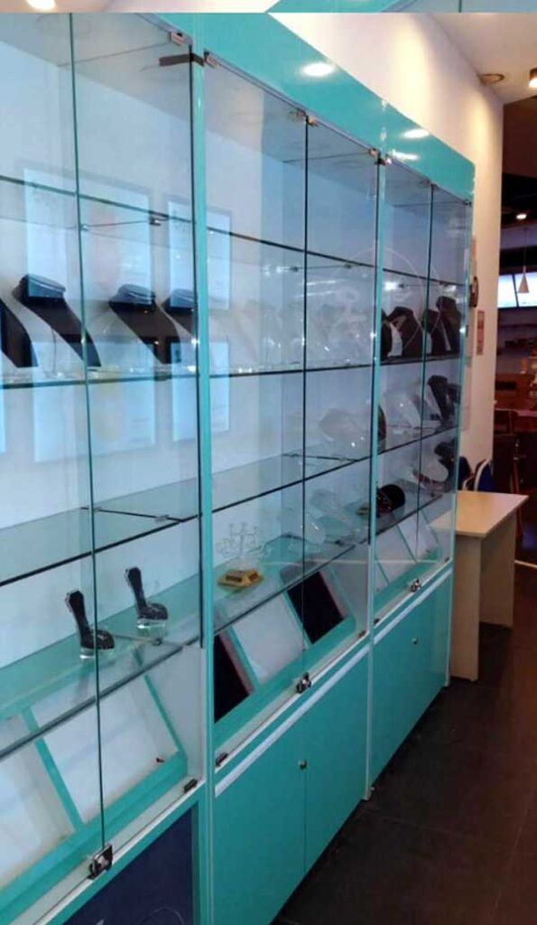 Làm tủ kính trưng bày sản phẩm