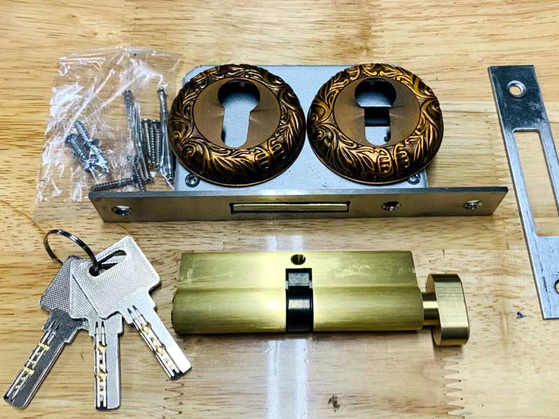 3 Yếu Tố Quan Trọng Quyết Định Giá Cửa Kính Cường Lực Bản Lề Sàn Giá Rẻ Nhưng Chất Lượng 100% 3 Một số phụ kiện cửa nhôm kính bản lề sản