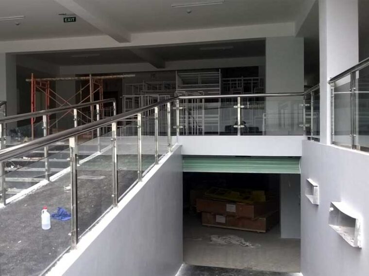 Tuyệt Đẹp: 3 Mẫu Cầu Thang Kính Inox Hiện Đại Gây Sốt Khiến Nhà Bạn Sang Trọng Gấp 5 Lần Tuyệt Đối! Cầu Thang Kính Inox Hiện Đại Gây Sốt