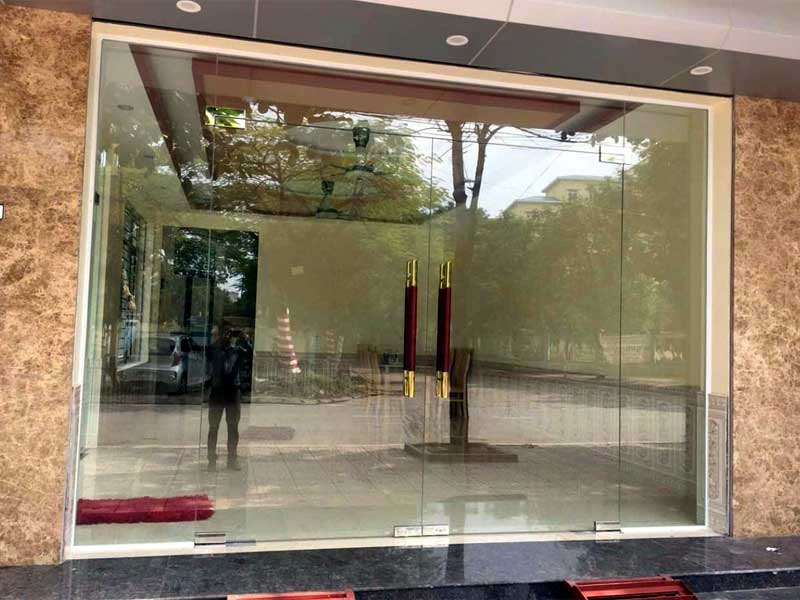 Đơn Vị Lắp Cửa Kính Cường Lực Giá Rẻ Tại Tphcm – Giá Chỉ Từ 1.6 Triệu/m2 Giảm Ngay 40% Duy Nhất! 4 Cửa kính bản lề sàn 2 cánh mặt tiền kinh doanh