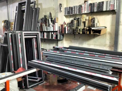 Cửa hàng cắt kính: Giảm ngay 15% cho khách hàng đặt lịch lần đầu