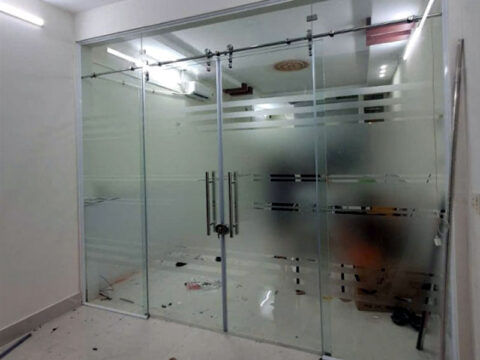 Kỳ Lạ: Vì Sao Báo Giá Thi Công Lắp Đặt Vách Kính Cường Lực 10mm Giá Rẻ Tại TPHCM Lại Thu Hút Các Dự Án Lớn? Thi Công Lắp Đặt Vách Kính Cường Lực 10mm