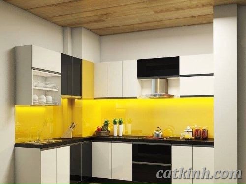Kính ốp tường bếp đẹp màu vàng