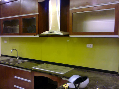 Kính ốp bếp màu vang chanh cho nhà bếp thêm hiện đại