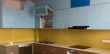 Kính ốp tường bếp màu vàng