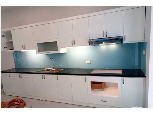 Mẫu kính ốp bếp màu xanh lơ đẹp cho căn bếp thêm sang trọng