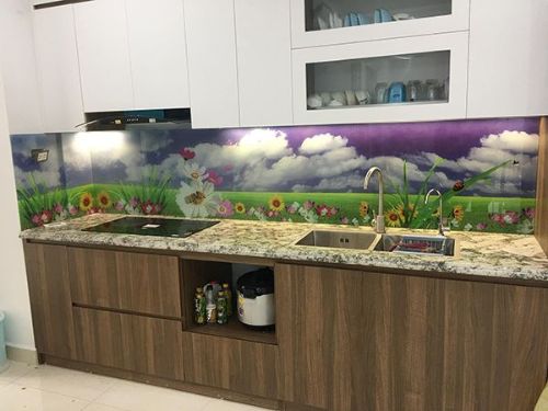 Kính ốp tường bếp hoa văn 3D bầu trời cánh đồng hoa