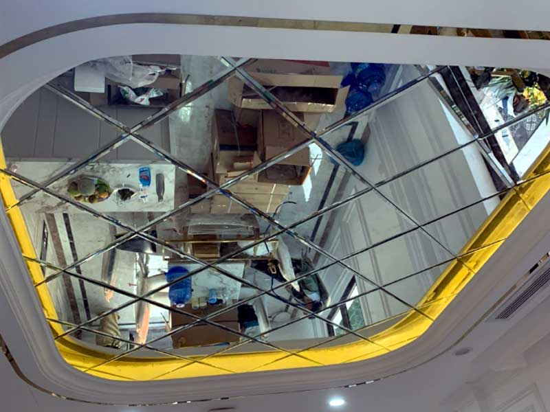 Tuyệt Đẹp: 5 Vị Trí Đắc Địa Nên Lắp Kính Ốp Tường Trang Trí Giúp Không Gian Nhân Đôi Sự Sang Trọng 100%! 3 Kính ốp trần nhà