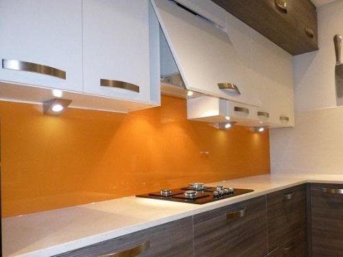 Vẻ đẹp hiện đại kính ốp bếp màu cam