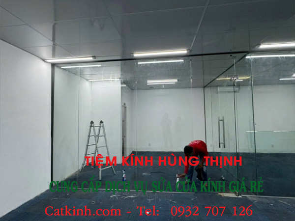 Khám phát top 5 bảng báo giá sửa cửa kính tận nơi “minh bạch” – nhanh, chuẩn, không phát sinh 4 báo giá sửa cửa kính