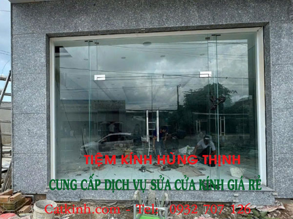 Khám phát top 5 bảng báo giá sửa cửa kính tận nơi “minh bạch” – nhanh, chuẩn, không phát sinh 2 báo giá sửa cửa kính