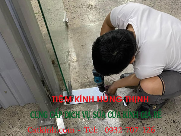 Khám phát top 5 bảng báo giá sửa cửa kính tận nơi “minh bạch” – nhanh, chuẩn, không phát sinh 1 báo giá sửa cửa kính
