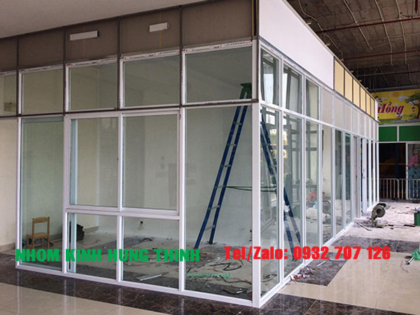 Vách ngăn nhôm kính văn phòng: Giải pháp tối ưu cho không gian làm việc hiện đại 3 giá vách ngăn nhôm kính văn phòng