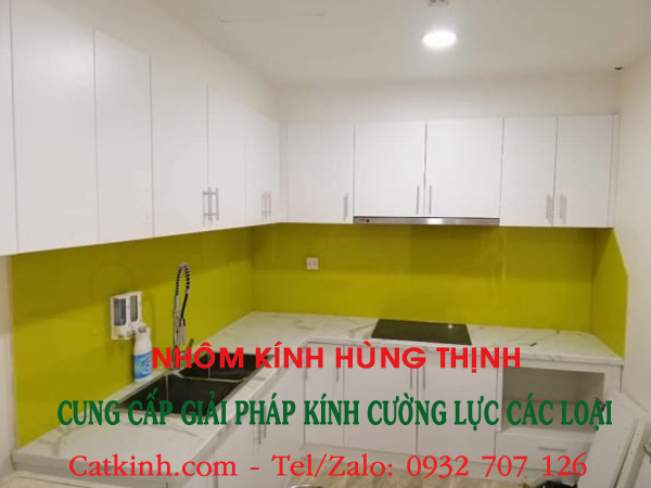 Kính ốp bếp màu vàng chanh: Xu hướng thiết kế hiện đại và tươi sáng 1 kính ốp bếp màu vàng chanh