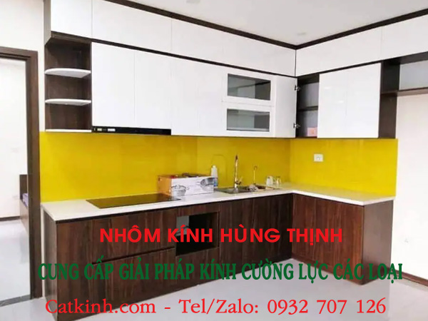 Kính ốp bếp màu vàng chanh: Xu hướng thiết kế hiện đại và tươi sáng 3 giá kính ốp bếp màu vàng chanh
