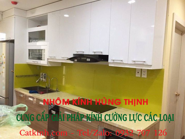 Kính ốp bếp màu vàng chanh: Xu hướng thiết kế hiện đại và tươi sáng 5 kinh op bep mau vang chanh