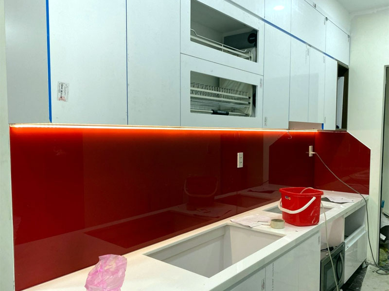 Tuyệt Đẹp: Kính Ốp Tường Hùng Thịnh Làm Bừng Sáng Không Gian Gấp 5 Lần – Top 3 Mẫu Bán Chạy Nhất! 4 Kính ốp bếp màu đỏ đô tạo điểm nhấn mạnh mẽ và cá tính cho không gian