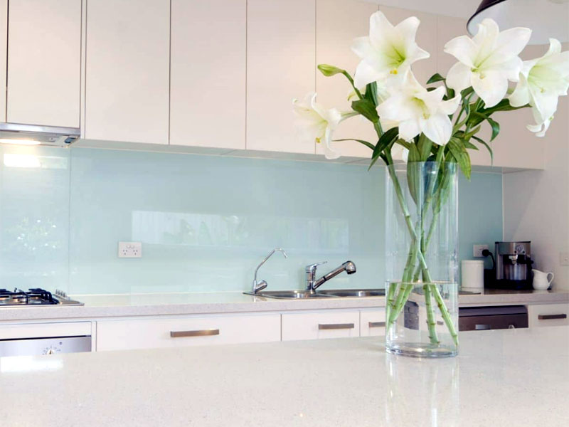 Tuyệt Đẹp: Kính Ốp Tường Hùng Thịnh Làm Bừng Sáng Không Gian Gấp 5 Lần – Top 3 Mẫu Bán Chạy Nhất! 3 Kính ốp bếp màu xanh ngọc