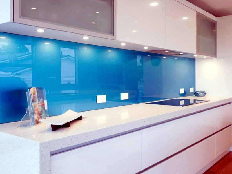 Tuyệt Đẹp: Kính Ốp Tường Hùng Thịnh Làm Bừng Sáng Không Gian Gấp 5 Lần – Top 3 Mẫu Bán Chạy Nhất! 2 Kính ốp bếp màu xanh nước biển giúp không gian thêm tươi mát