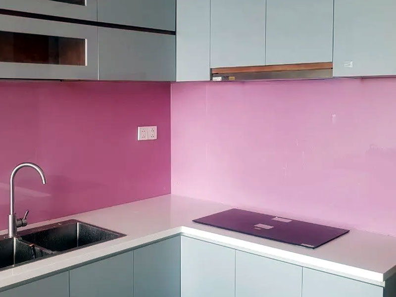 Tuyệt Đẹp: Kính Ốp Tường Hùng Thịnh Làm Bừng Sáng Không Gian Gấp 5 Lần – Top 3 Mẫu Bán Chạy Nhất! 1 Kính ốp tường bếp làm sạch sáng khu vực nấu ăn