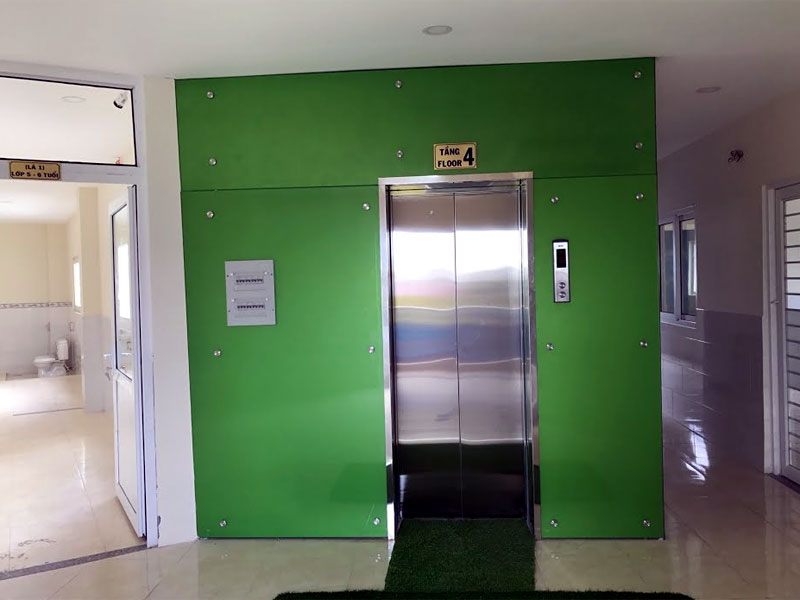 Tuyệt Đẹp: Kính Ốp Tường Hùng Thịnh Làm Bừng Sáng Không Gian Gấp 5 Lần – Top 3 Mẫu Bán Chạy Nhất! 5 Kính ốp tường màu xanh ở khu vực thang máy