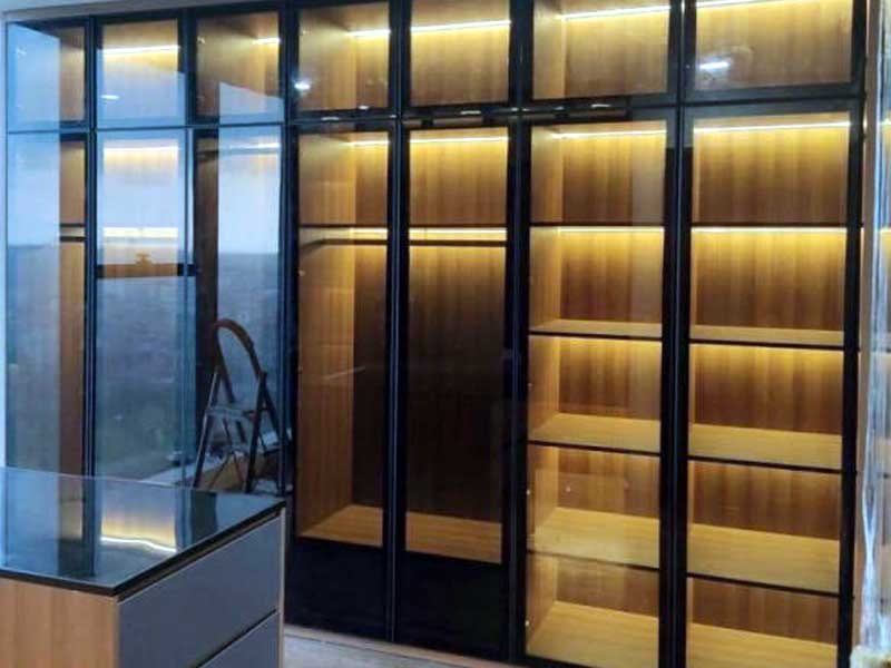 Giá kính cường lực màu trà 2026 và 3 biến số gây sốc ảnh hưởng đến túi tiền của bạn 4 Tủ kính làm từ kính cường lực màu trà 2026