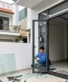 Thay kính cửa bị vỡ giá bao nhiêu? 4 Lưu ý để không bị thợ "chặt chém"