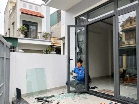 Thay kính cửa bị vỡ giá bao nhiêu? 4 Lưu ý để không bị thợ "chặt chém"