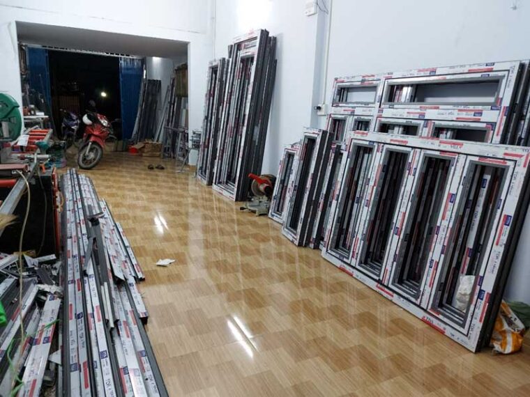 Tiệm cắt kính cửa gần đây: 4 Tiêu chí vàng để chọn thợ tay nghề cao